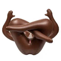 Bambola gonfiabile scura gambe piegate Bambola gonfiabile scura gambe piegate